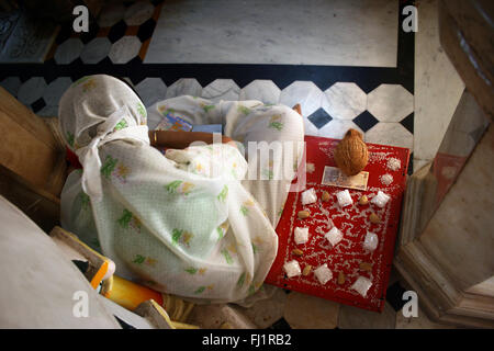 Frau in Jaïn Tempel beten, Malabar Hill, Mumbai, Indien Stockfoto