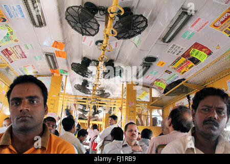 Leute Passagiere innerhalb der S-Bahn in Mumbai, Bombay, Indien Stockfoto