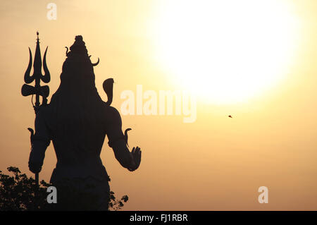 Sonnenaufgang auf Shiva-Statue in Haridwar, Indien Stockfoto