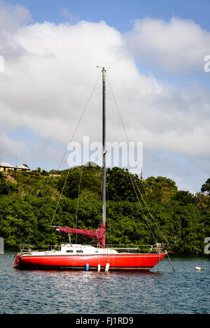 Rot-Yacht ankern in Nelsons Dockyard, English Harbour, Antigua Stockfoto