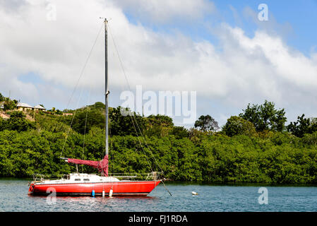 Rot-Yacht ankern in Nelsons Dockyard, English Harbour, Antigua Stockfoto