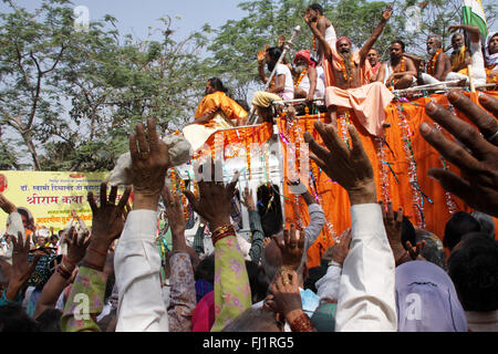 Naga Babas Prozession/Parade während der Kumbh Mela in Haridwar, Indien Stockfoto