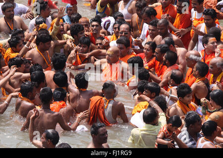 Ein Guru ist ein Bad im heiligen Wasser des Ganges Har-ki-Pauri in Haridwar während Kumbh mela Stockfoto