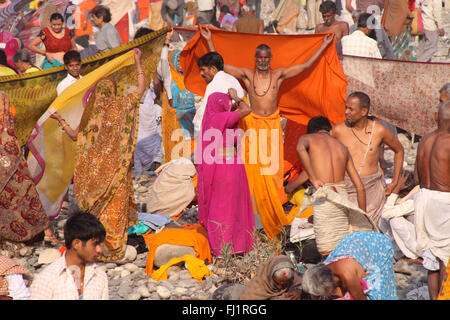 Bunte Schar von hinduistischen Menschen während Kumbh mela in Haridwar, Indien Stockfoto