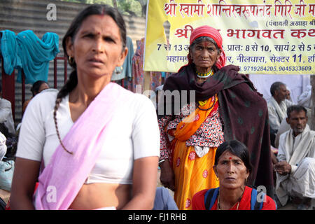 Pilger, die Frauen in der Masse während Kumbh mela in Haridwar Stockfoto