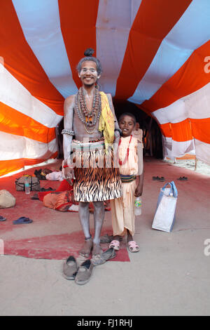 Hinduistische Pilger in einem Zelt bei der Kumbh Mela in Haridwar, Indien Stockfoto