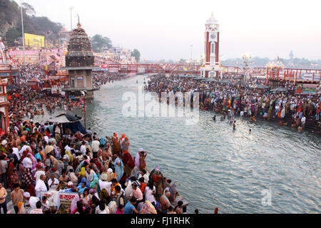 Masse der hinduistischen Menschen pilgern in Har-ki-Pauri an den Ufern des heiligen Ganges in Kumbh mela in Haridwar, Indien Stockfoto