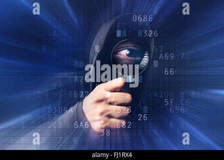 Spyware-Virus-Software, mit Kapuze Bizzare Spuk Hacker mit Lupe Computer Hexadezimal-Code zu analysieren, Online-Diebstahl Stockfoto