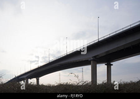 Der M5-Autobahnbrücke über den Avon bei Portbury Docks in der Nähe von Bristol. Stockfoto