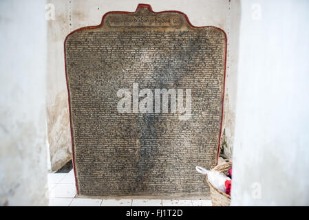 MANDALAY, Myanmar – die Kuthodaw-Pagode, die 1857 von König Mindon erbaut wurde, beherbergt das Buch, das als das größte Buch der Welt gilt. Das „Buch“ besteht aus 729 Marmorplatten, die jeweils in ihren eigenen kleinen weißen Stupas untergebracht sind, die als kyauksa gu (Höhlen mit Steininschriften) bekannt sind. Jede Marmorplatte ist auf beiden Seiten mit Text aus dem Tipitaka, dem vollständigen Pali-Kanon des Theravada-Buddhismus, versehen. Der gesamte Komplex wurde am Fuße des Mandalay Hill als Teil von König Mindons Gründung der neuen königlichen Hauptstadt errichtet. Stockfoto