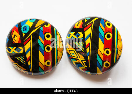 Bunte runde Clip-on Ohrringe isoliert auf weißem Hintergrund Stockfoto