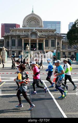 Tokio, Japan. 28. Februar 2016. Konkurrenten führen vorbei an Tsukiji Hongan-Ji-Tempel in der Nähe von Tsukiji-Fischmarkt in Tokio-Marathon am 28. Februar 2016, Tokio, Japan. Einige 37.000 Läufer nahmen an der 10. jährlichen 10km und 42,195 km Rennen Teil. Die Organisatoren in diesem Jahr zusätzlichen Sicherheit verbieten, dass Läufer tragen Flaschen auf dem Platz als Tokio Tests neue Sicherheitsmaßnahmen im Build bis zu den Olympischen Spiele 2020 in Tokio eingeführt. © Rodrigo Reyes Marin/AFLO/Alamy Live News Bildnachweis: Aflo Co. Ltd./Alamy Live-Nachrichten Stockfoto