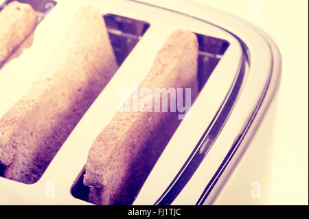 Toast im Toaster, Kreuz verarbeitet. Stockfoto