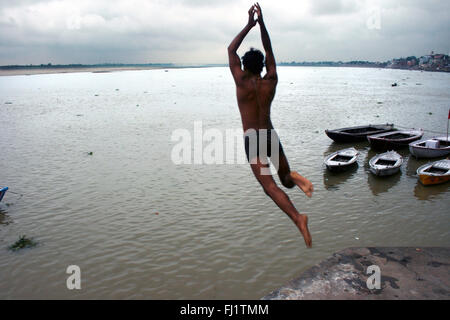 Mann in den Ganges in Varanasi, Indien springen Stockfoto