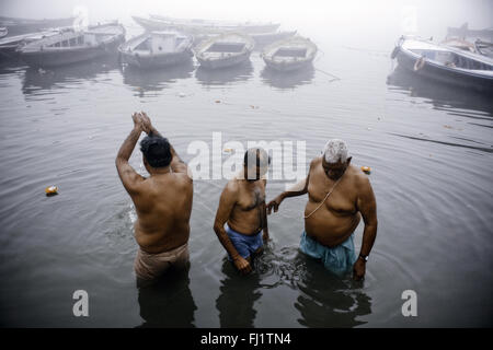 Die Menschen beten, an den Ufern des Ganges in Varanasi, Indien Stockfoto