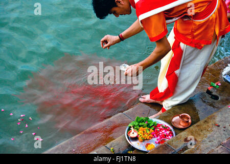 Brahman Hindu Priester mit Kostüm performing Puja in den Ganges, Varanasi, Indien Stockfoto