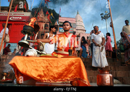 Brahman Durchführung Ganga Aarti Ritual am Morgen auf einem GHAT von Varanasi, Indien Stockfoto