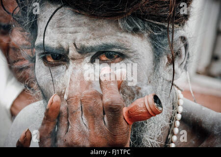 Sadhu heiliger Mann rauchen Chillum in Varanasi, Indien Stockfoto