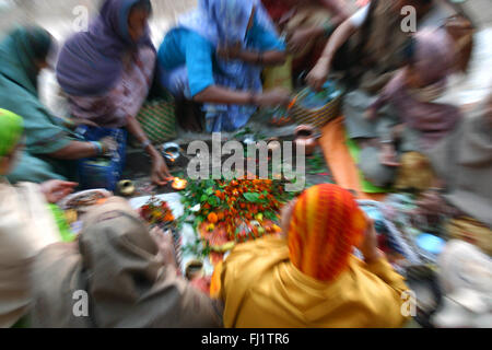 Puja-Ritual am Morgen in der Nähe des Ganges in Varanasi, Indien Stockfoto