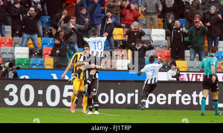 Udine, Italien. 28. Februar 2016. Udinese forward Antonio Di Natale feiert Wit Udinese Verteidiger Ali Adnan Kadhim nach Tor von Udinese Mittelfeldspieler Emmanuel Agyemang Badu 1-0 nach scoring ein Goalduring der italienischen Serie A-Fußballspiel zwischen Udinese Calcio V Hellas Verona FC. Udinese schlägt 2-0 Hellas Verona in der italienischen Serie A Fußballspiel, Tore von Badu und Thereau in Dacia Arena in Udine. (Phoyo von Andrea Spinelli/Pacific Press) Bildnachweis: Pazifische Presse/Alamy Live-Nachrichten Stockfoto