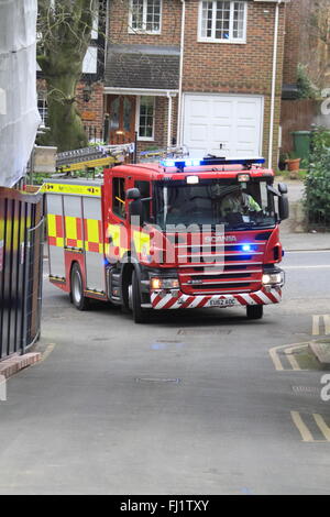 Das simulierte Feuer-Szenario im Tubs Hill House London unterwegs waren Freitag, 26. Februar 2016 fünf Feuerwehrfahrzeuge, rund 25 Feuerwehrleute und ein Höhe Fahrzeug beteiligt. Besatzungen, die Reaktion auf einen Notfall 999 anrufen von den Fremdfirmen arbeiten im Gebäude, bestehend aus zwei Türmen, jedes der acht Stockwerke. Das Drama entfaltet sich nach Feuer zwischen der 7. und 8. Etage mit vier Personen ausbricht als vermisst gemeldet. Stockfoto