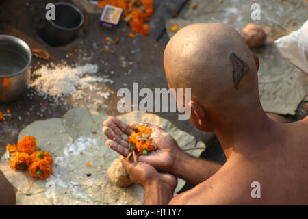 Puja-Ritual am Morgen in der Nähe des Ganges in Varanasi, Indien Stockfoto