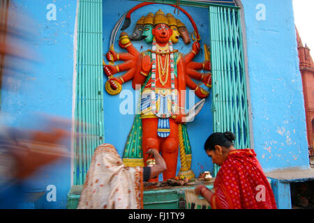 Puja-Ritual am Morgen in der Nähe des Ganges in Varanasi, Indien Stockfoto