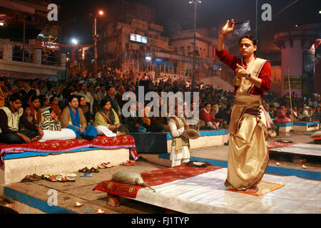 Brahman Durchführung Ganga Aarti Ritual, das auf einem GHAT von Varanasi, Indien Stockfoto