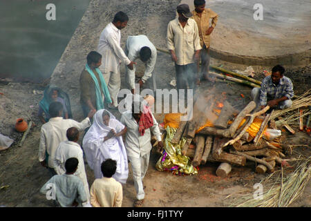 Creamation Zeremonie einer Leiche von Hindus in Varanasi, Indien Stockfoto