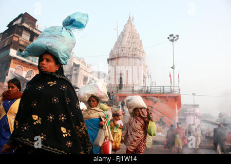 Hinduistische Pilger auf Dashashwamedh Ghat von Varanasi, Indien Stockfoto