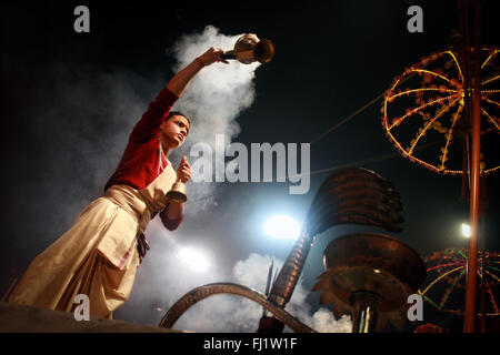 Ganga Aarti Zeremonie in der Nacht durch den Ganges in Varanasi Stockfoto