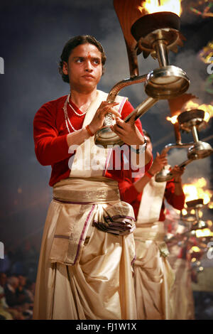 Brahman Durchführung Ganga Aarti in der Nacht in Varanasi, Indien Stockfoto