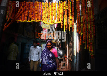 Menschen gehen in einer Straße von Varanasi, Indien Stockfoto