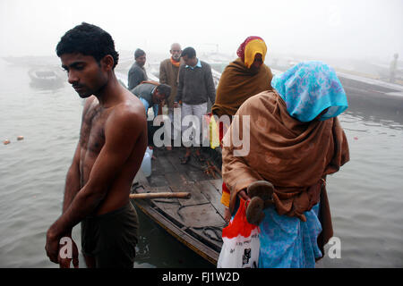 Hinduistische Pilger auf einem GHAT von Varanasi, Indien Stockfoto