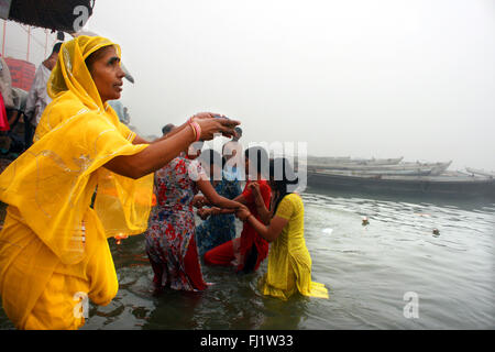 Gruppe von Frauen, die Puja Rituals ona Ghat von Varanasi, Indien Stockfoto