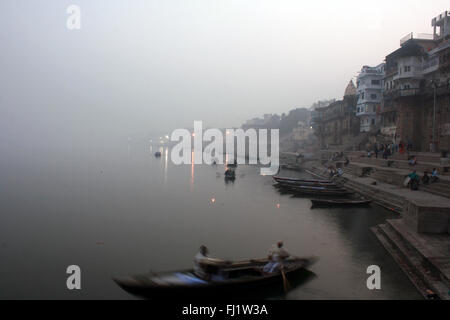 Ghat von Varanasi im Nebel im Winter, Indien Stockfoto