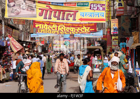 Chaos und Verkehr in Varanasi, Indien Stockfoto