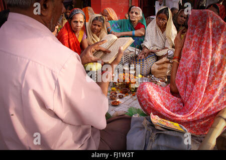 Gruppe von Frauen, die Puja Ritual, das auf einem GHAT von Varanasi, Indien Stockfoto