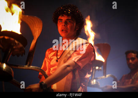 Brahman Durchführung Ganga Aarti Zeremonie in der Nacht in Varanasi, Indien Stockfoto