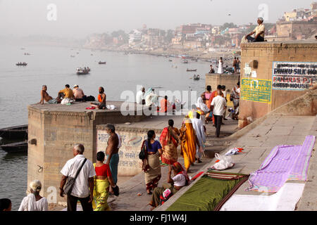 Leute auf einem GHAT von Varanasi, an den Ufern des Ganges, Indien Stockfoto