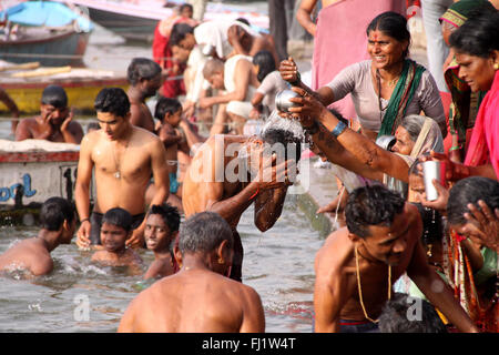 Hinduistische Pilger nehmen ein Bad im heiligen Ganges in Varanasi, Indien Stockfoto