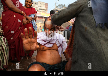 Tonsur Ritual, das auf einem GHAT von Varanasi, Indien Stockfoto