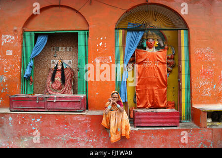 Indische Frau vor einem Tempel auf Dashashwamedh Ghat, Varanasi, Indien sitzen Stockfoto