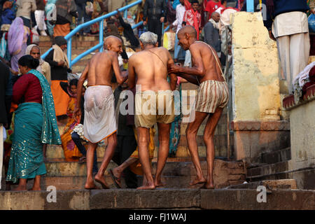 Menge Leute auf Dashashwamedh Ghat (main Ghat), Varanasi, Indien Stockfoto