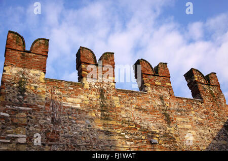 Fragment des XIX Jahrhundert alten Stadtmauer über blauen Himmel. Verona, Italien Stockfoto