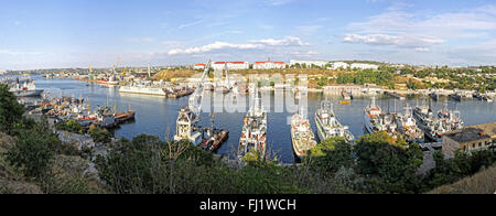 SEWASTOPOL, UKRAINE - 3. September 2011: Russische Marine Kriegsschiffe in der Bucht von Sewastopol, Halbinsel Krim, Ukraine Stockfoto