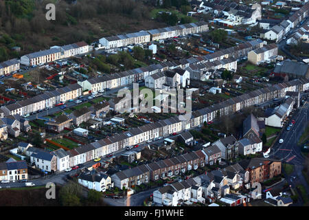 Luftaufnahme von typischen Reihenhäusern in Treherbert, Rhondda Fawr Valley, Mid Glamorgan, Wales, Großbritannien Stockfoto