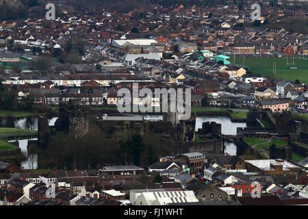 Luftbild von Caerphilly Stadt und Burg von Caerphilly Mountain, Gwent, Wales, Vereinigtes Königreich Stockfoto