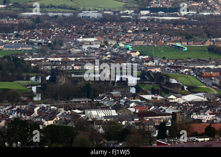 Luftbild von Caerphilly Stadt und Burg von Caerphilly Mountain, Gwent, Wales, Vereinigtes Königreich Stockfoto