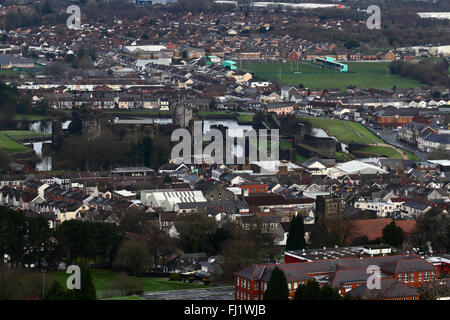 Luftbild von Caerphilly Stadt und Burg von Caerphilly Mountain, Gwent, Wales, Vereinigtes Königreich Stockfoto